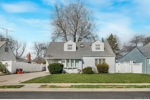 $925,000 | 758 Wyngate Drive East, Valley Stream, NY 11580
