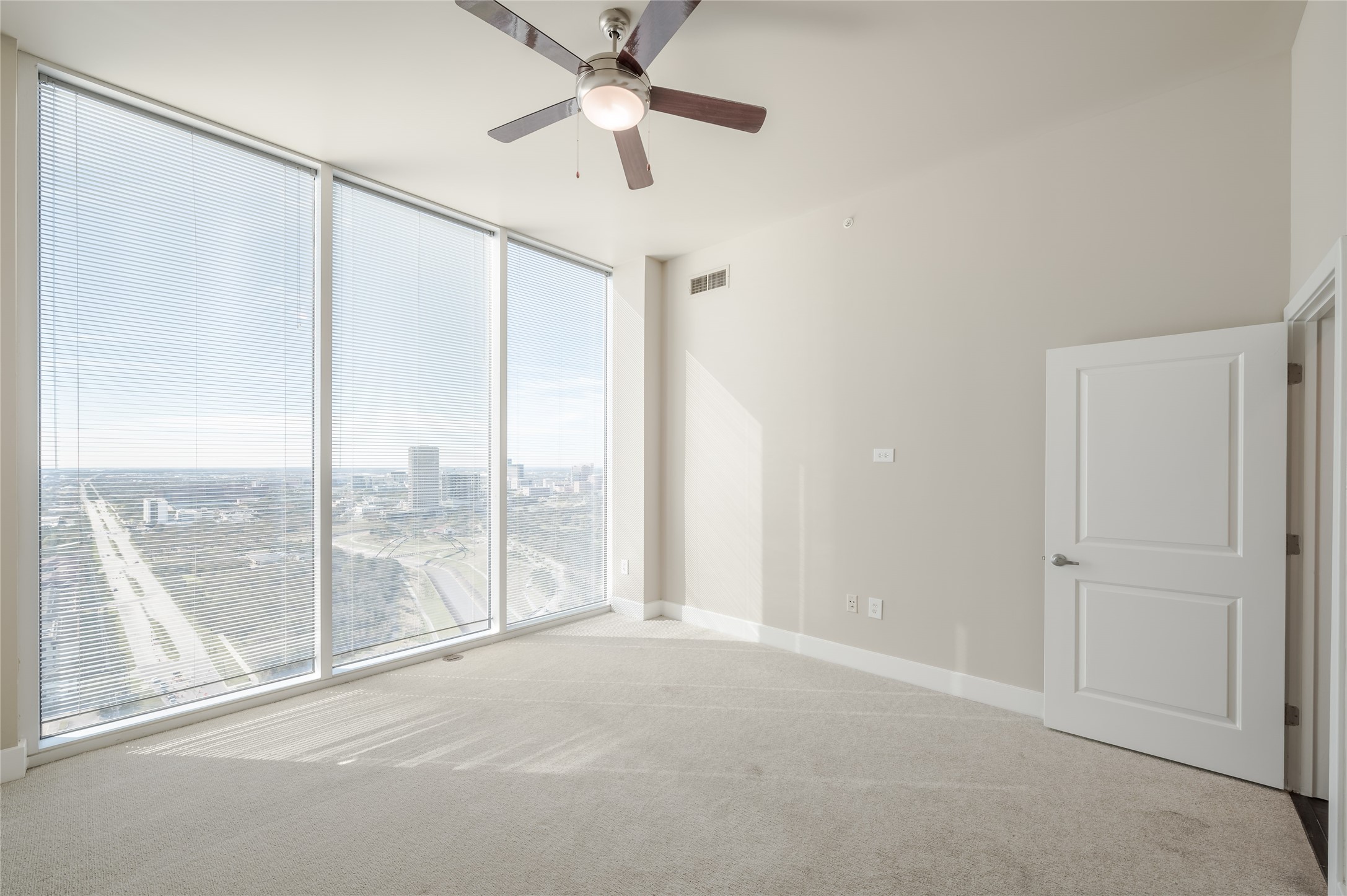 5927 Almeda Road, Unit 22909 Houston, TX 77004 - Photo 4 of 8 a view of an empty room and window