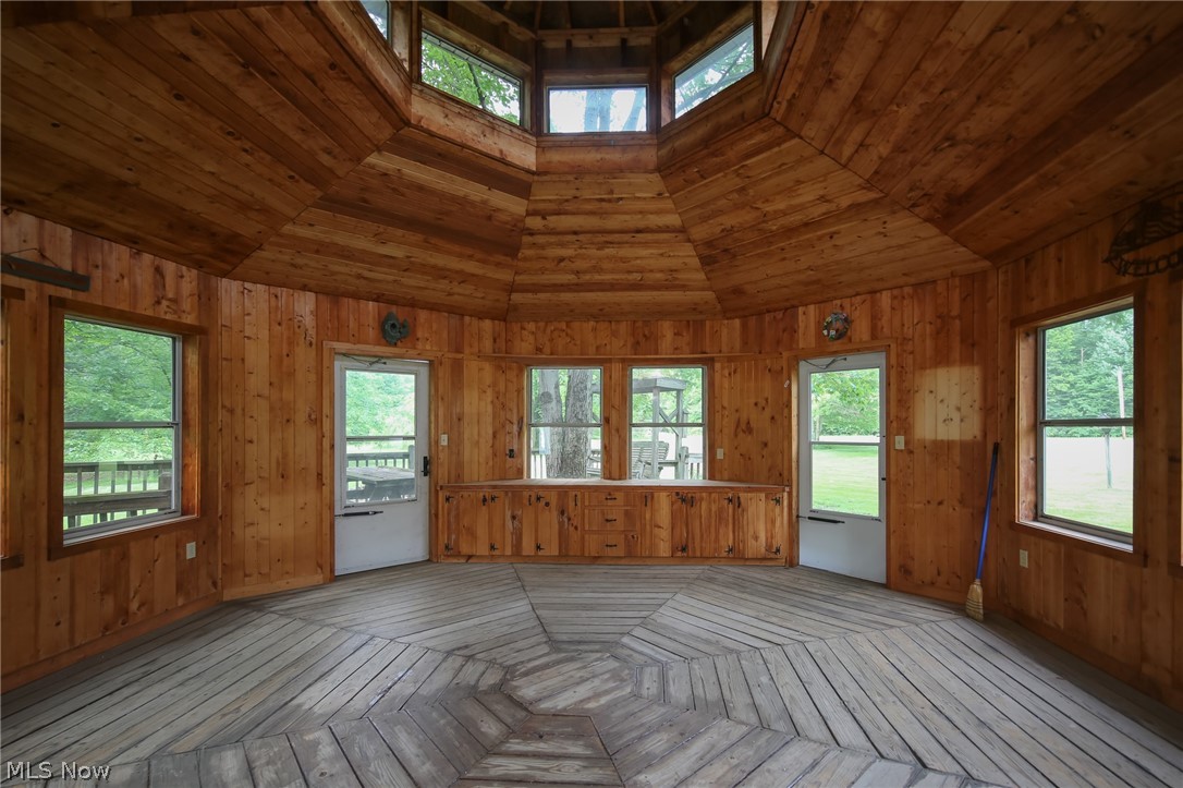 10615 Williams Road Diamond, OH 44412 - Photo 40 of 47 Amazing entertaining space!