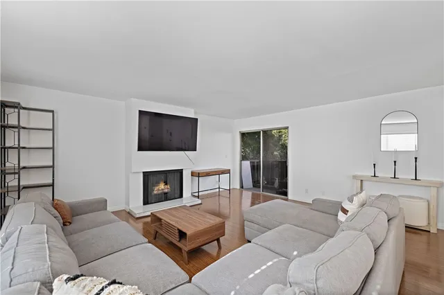 $569,000 | 15080 Victory Boulevard, Unit 205, Van Nuys, CA 91411