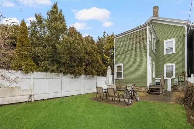 $8,000 | 423 Thames Street, Newport, RI 02840