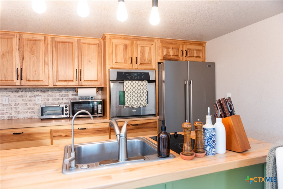 104 Winding River Road Killeen, TX 76549 - Photo 4 of 37 Fridge conveys