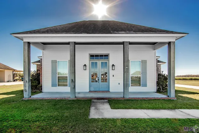 $455,000 | 276 Sugarfield Drive, Thibodaux, LA 70301