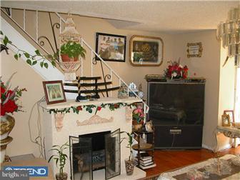 9951 Medway Road Philadelphia, PA 19115 - Photo 2 of 10 Living Room
