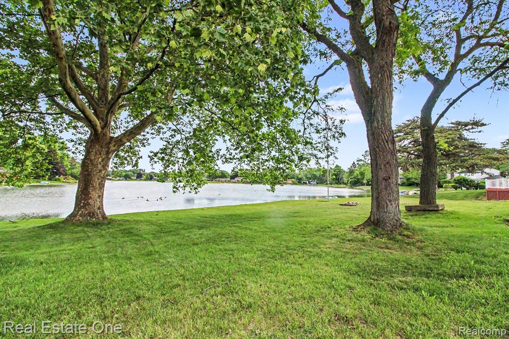 1347 East Square Lake Road Troy, MI 48085 - Photo 3 of 22