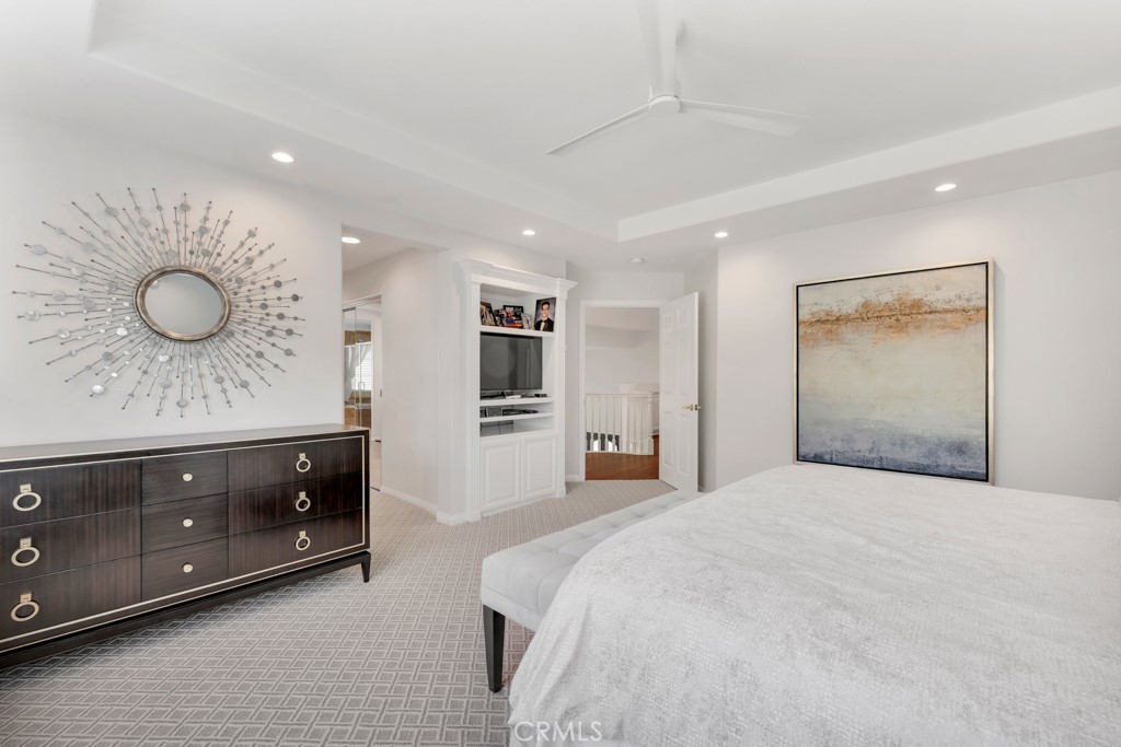 3049 Heavenly Ridge Street Thousand Oaks, CA 91362 - Photo 30 of 50 a spacious bathroom with a double vanity sink and a mirror