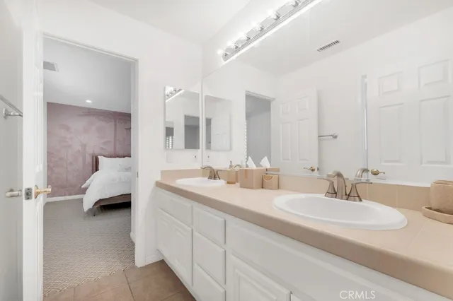 a en suite bathroom with double sink and a mirror