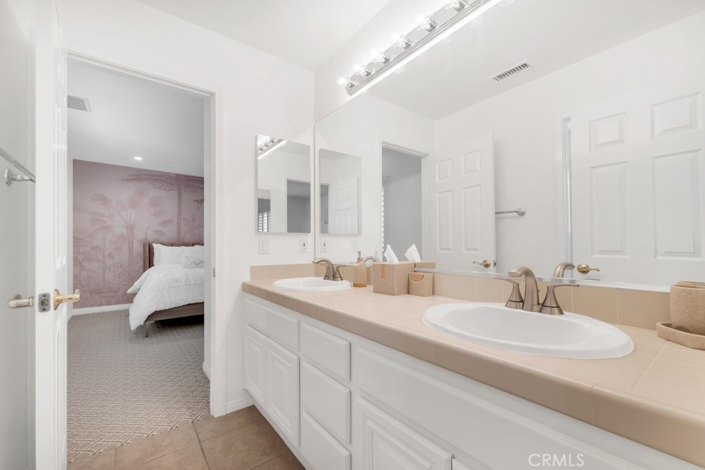 3049 Heavenly Ridge Street Thousand Oaks, CA 91362 - Photo 35 of 50 a en suite bathroom with double sink and a mirror