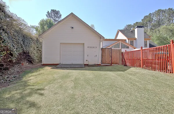 a view of a house with backyard and garden