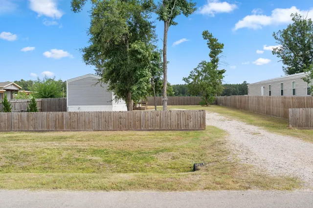 a view of a back yard