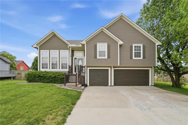 $375,000 | 521 Cedar Falls Court, Raymore, MO 64083