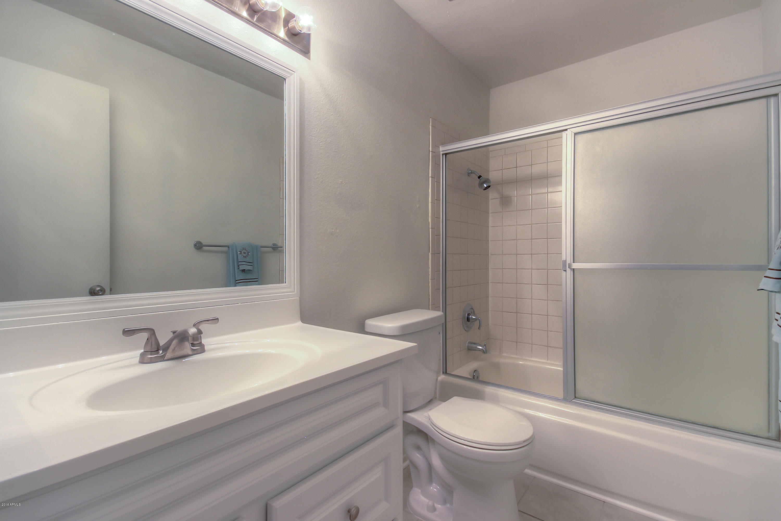 5525 East Thomas Road, Unit O3 Phoenix, AZ 85018 - Photo 15 of 25 2nd Bathroom