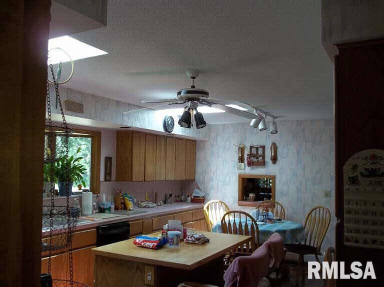 1032 West Le Claire Road Eldridge, IA 52748 - Photo 5 of 19