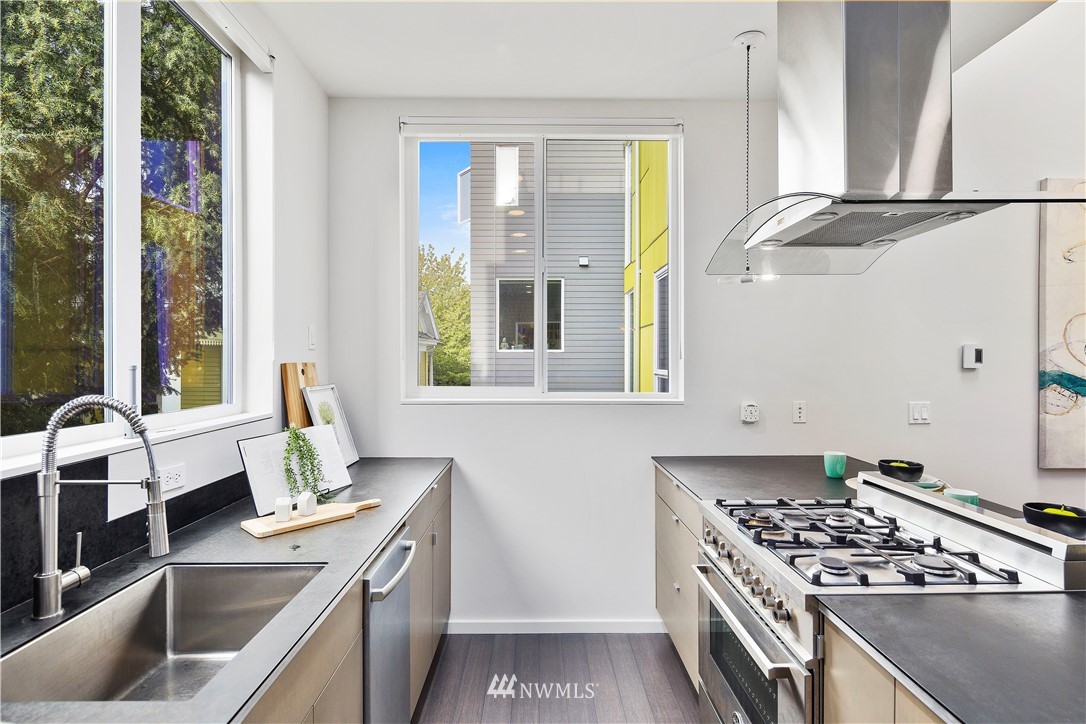1623 14th Avenue, Unit E Seattle, WA 98122 - Photo 13 of 40 a kitchen that has a sink and a stove