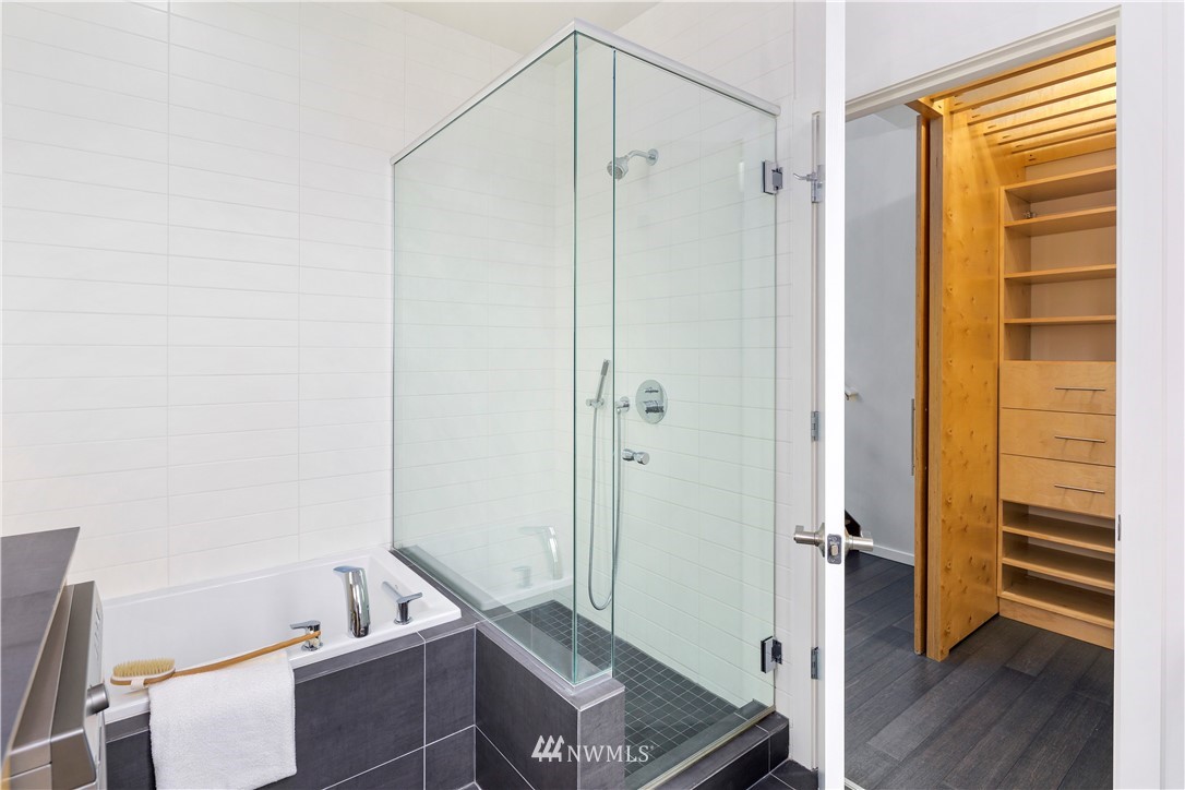 1623 14th Avenue, Unit E Seattle, WA 98122 - Photo 26 of 40 a room that has a bed and a window