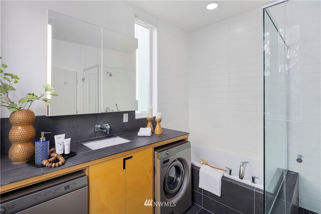 1623 14th Avenue, Unit E Seattle, WA 98122 - Photo 27 of 40 a view of kitchen and sink