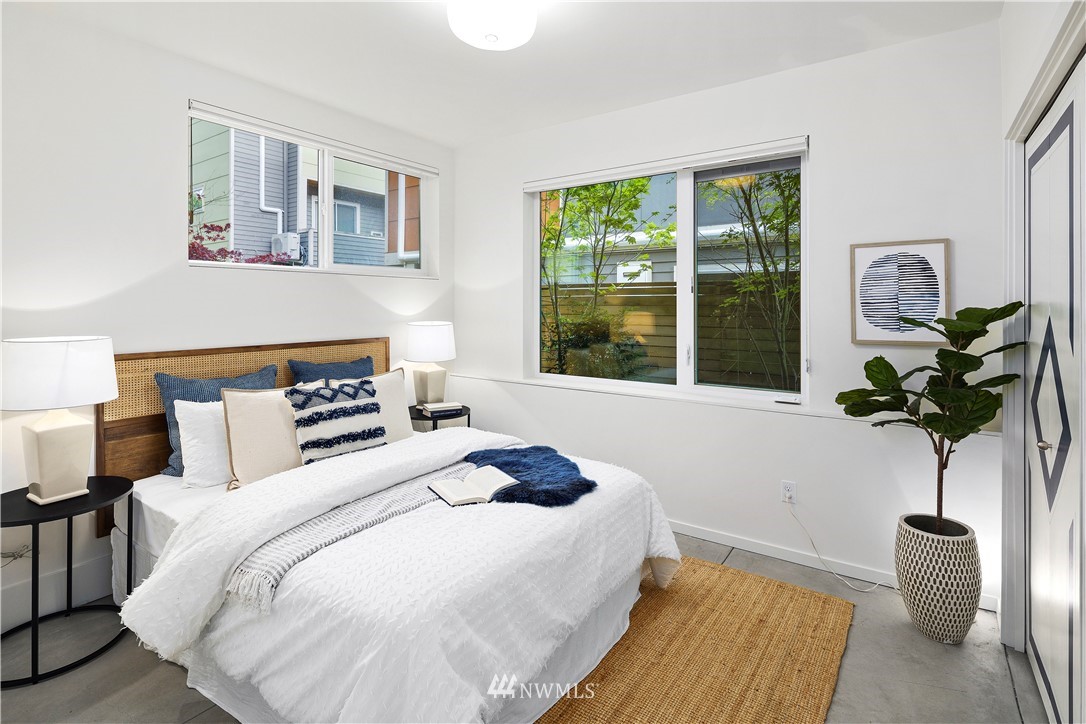 1623 14th Avenue, Unit E Seattle, WA 98122 - Photo 8 of 40 a bedroom with a bed and a potted plant