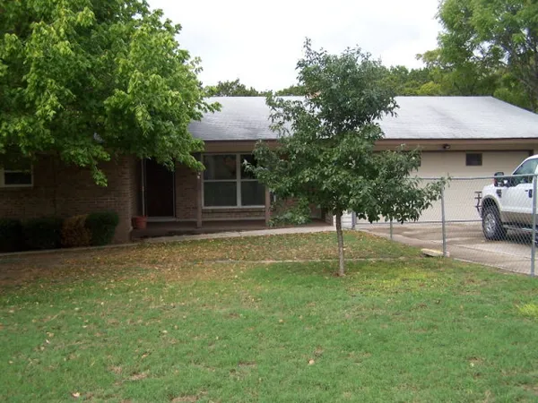 $950 | 218 Looker Drive, Ingram, TX 78025