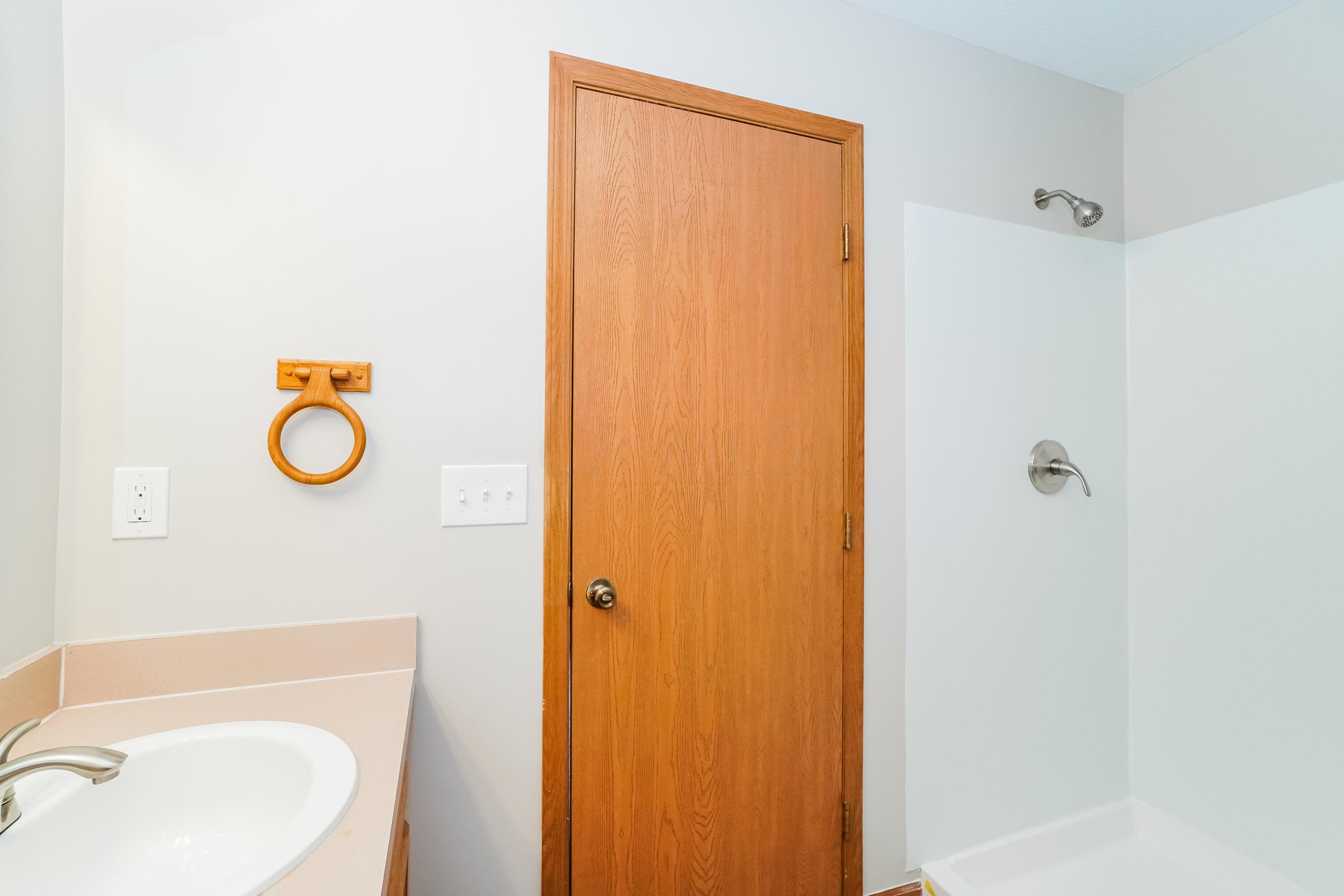 411 Lockbay Road Commercial Point, OH 43116 - Photo 13 of 17 029-photo-bathroom-12930850