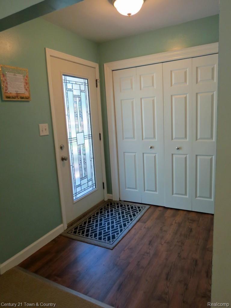2325 West Avon Road Rochester, MI 48309 - Photo 6 of 34 foyer.jpg
