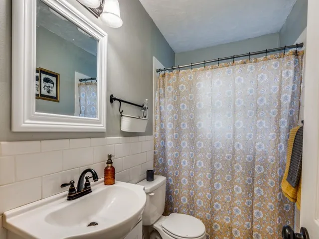 $214,900 | 103 Northeast Murphy Road, Burleson, TX 76028