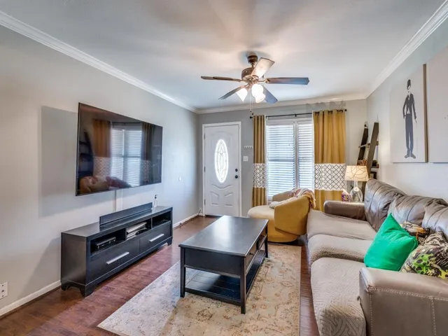 $214,900 | 103 Northeast Murphy Road, Burleson, TX 76028