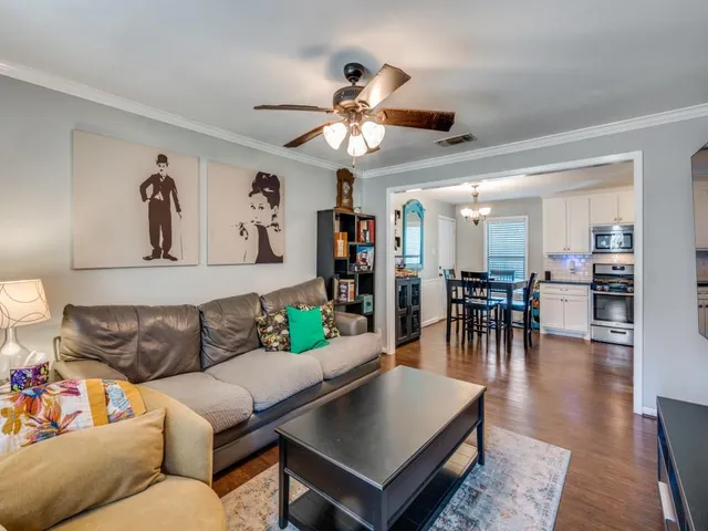 $214,900 | 103 Northeast Murphy Road, Burleson, TX 76028