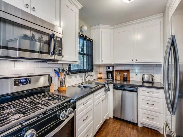 $214,900 | 103 Northeast Murphy Road, Burleson, TX 76028