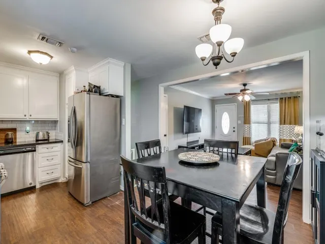 $214,900 | 103 Northeast Murphy Road, Burleson, TX 76028