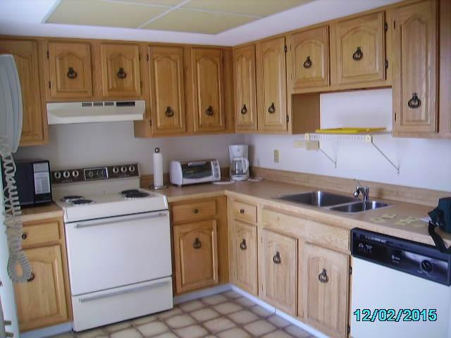 7819 Lakeside Boulevard, Unit 882 Boca Raton, FL 33434 - Photo 6 of 17 Kitchen