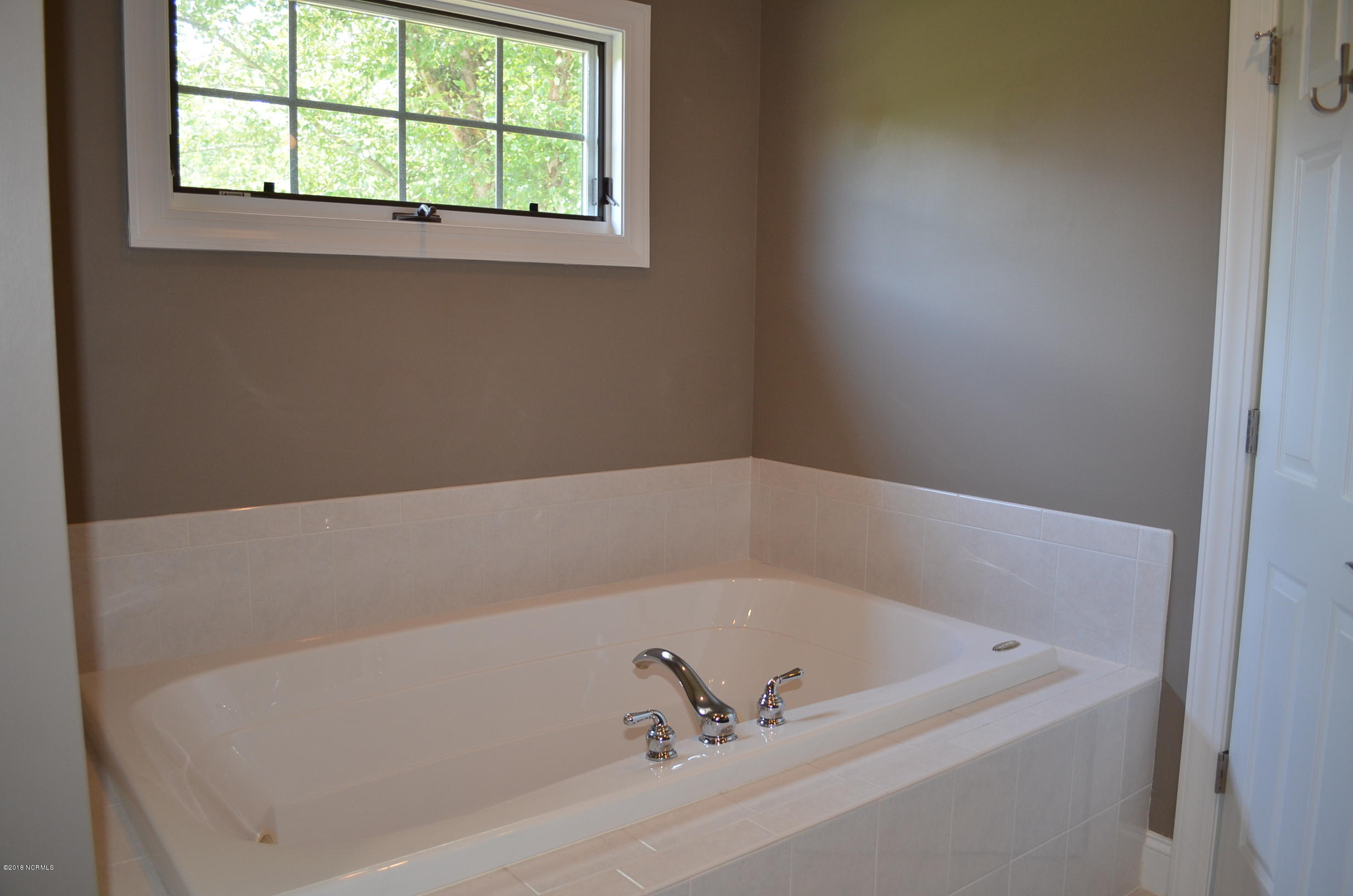 604 Taberna Circle New Bern, NC 28562 - Photo 24 of 34 Jacuzzi