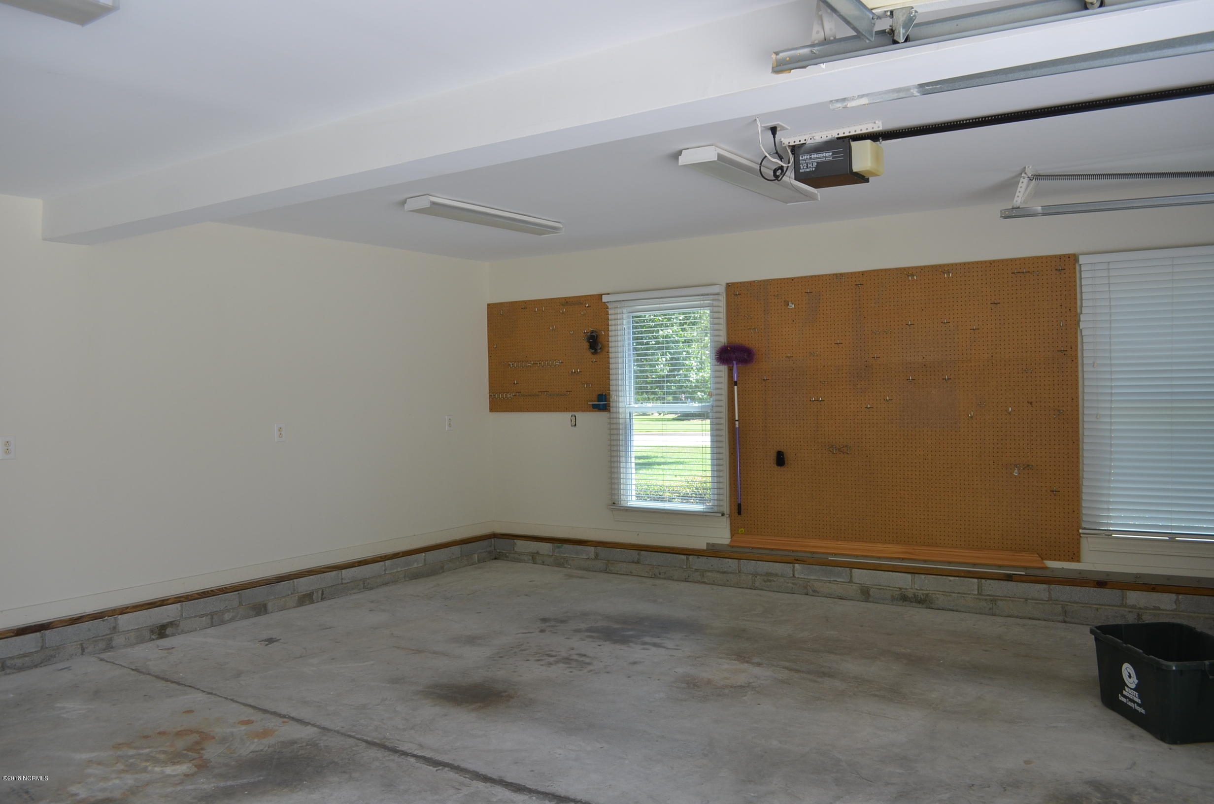 604 Taberna Circle New Bern, NC 28562 - Photo 30 of 34 Garage