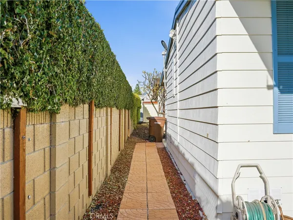 a view of a pathway with a pathway