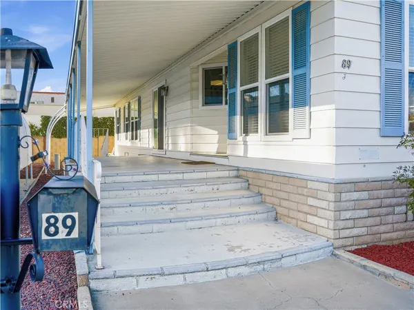 a view of entryway with a front door
