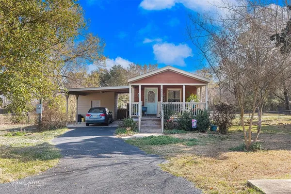 a view of a yard with a house