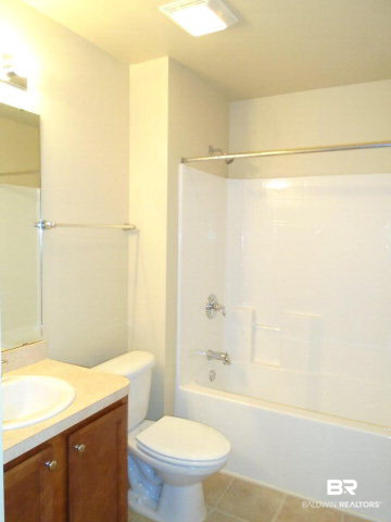4 Martin Circle Foley, AL 36535 - Photo 29 of 37 Guest bath with tub, shower combo.