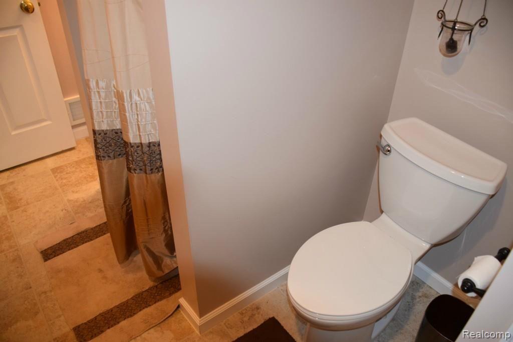 7215 Faussett Road Fenton, MI 48430 - Photo 46 of 46 46 toilet.jpg