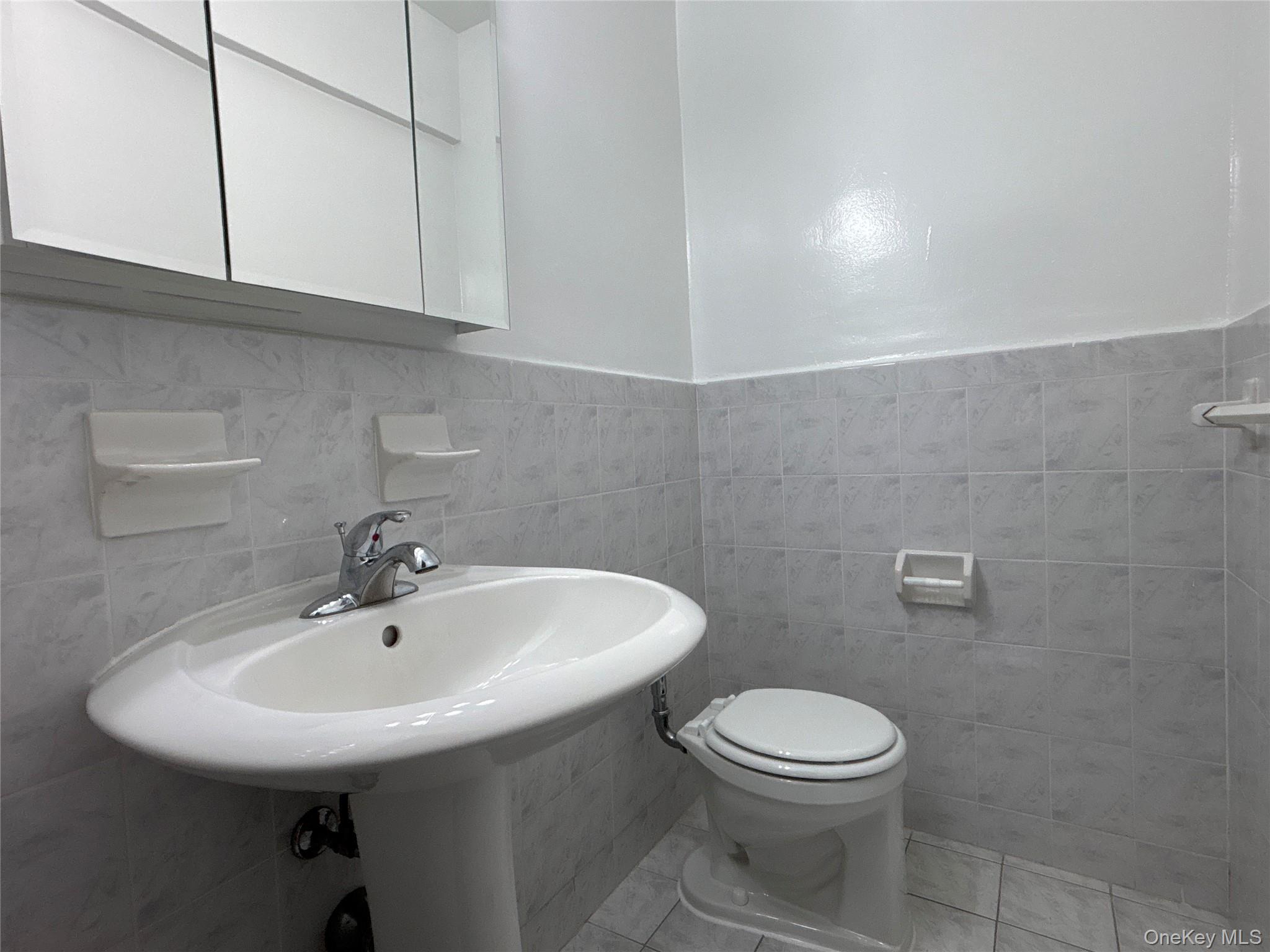 50 South Middle Neck Road, Unit 1P Great Neck, NY 11021 - Photo 18 of 22 Updated Half bath