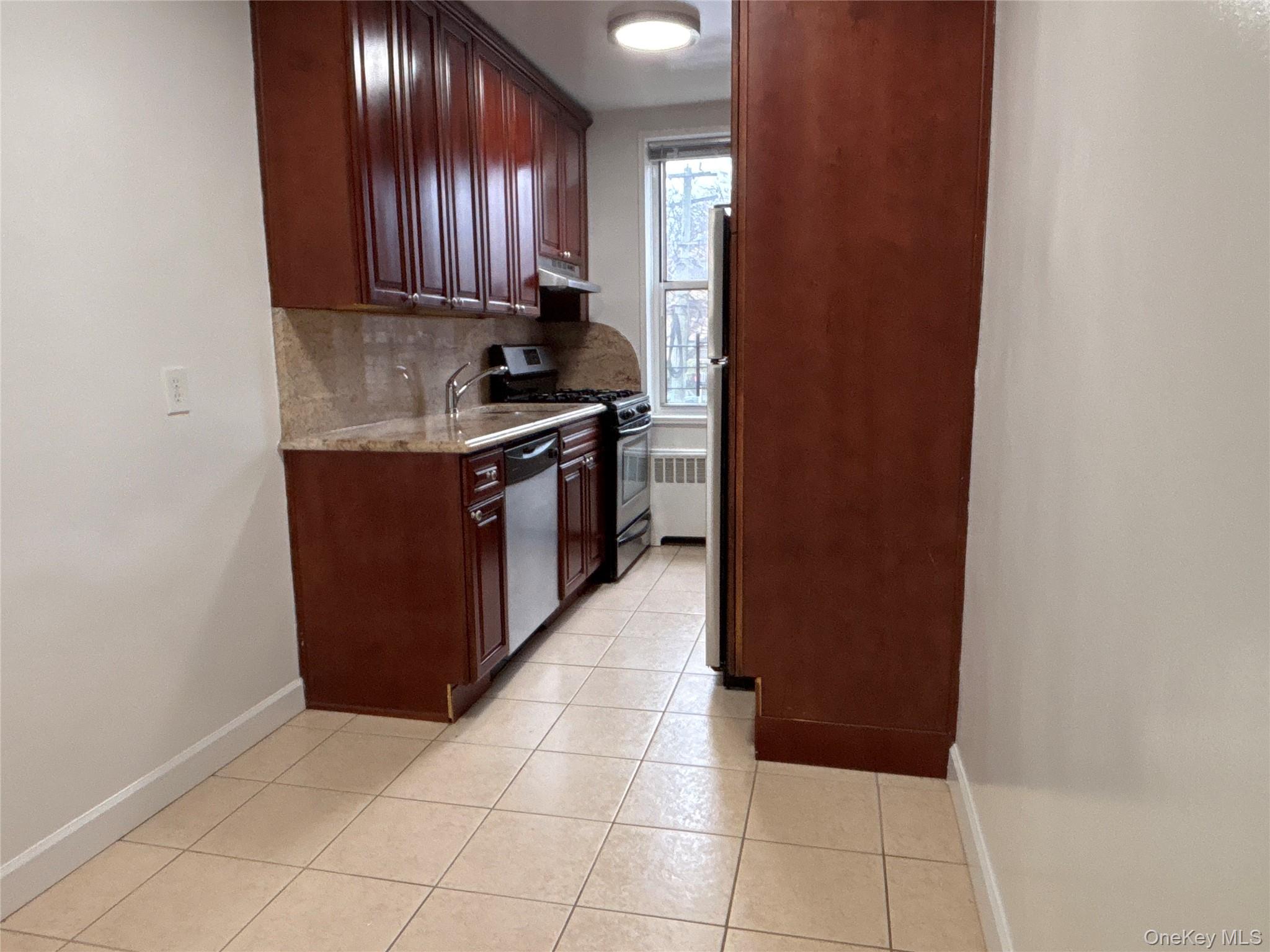 50 South Middle Neck Road, Unit 1P Great Neck, NY 11021 - Photo 10 of 22 EAT IN KITCHEN