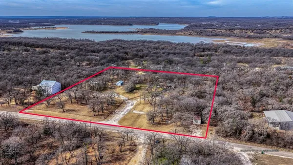 a view of a dry yard