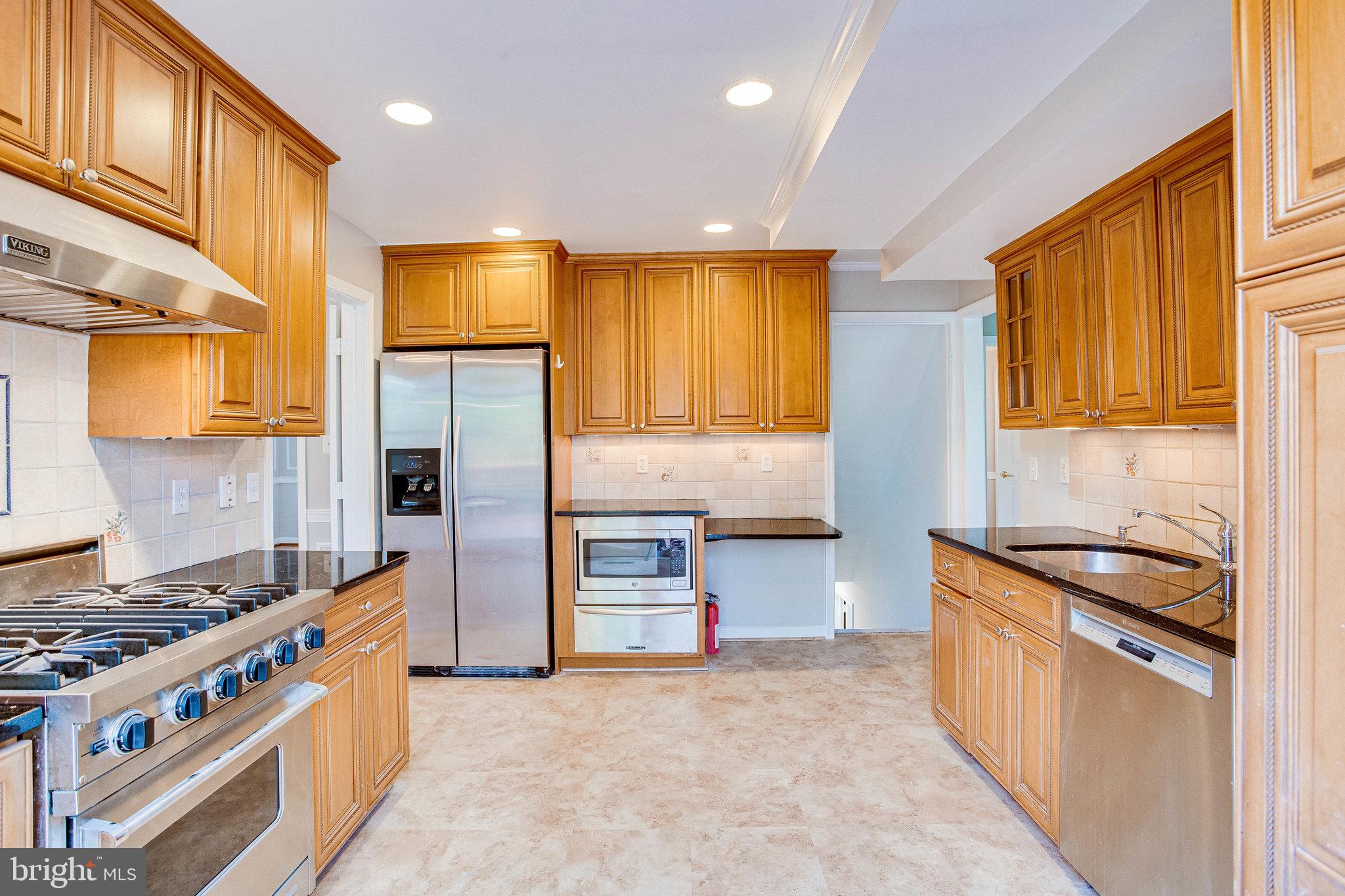 12220 St James Road Potomac, MD 20854 - Photo 6 of 69 Large kitchen