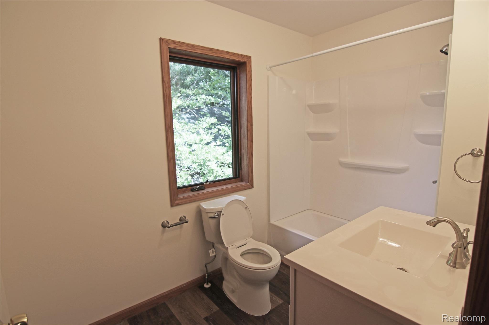 19280 Hickory Ridge Road Fenton, MI 48430 - Photo 18 of 36 19280 Hickory Ridge Master Bath.jpg