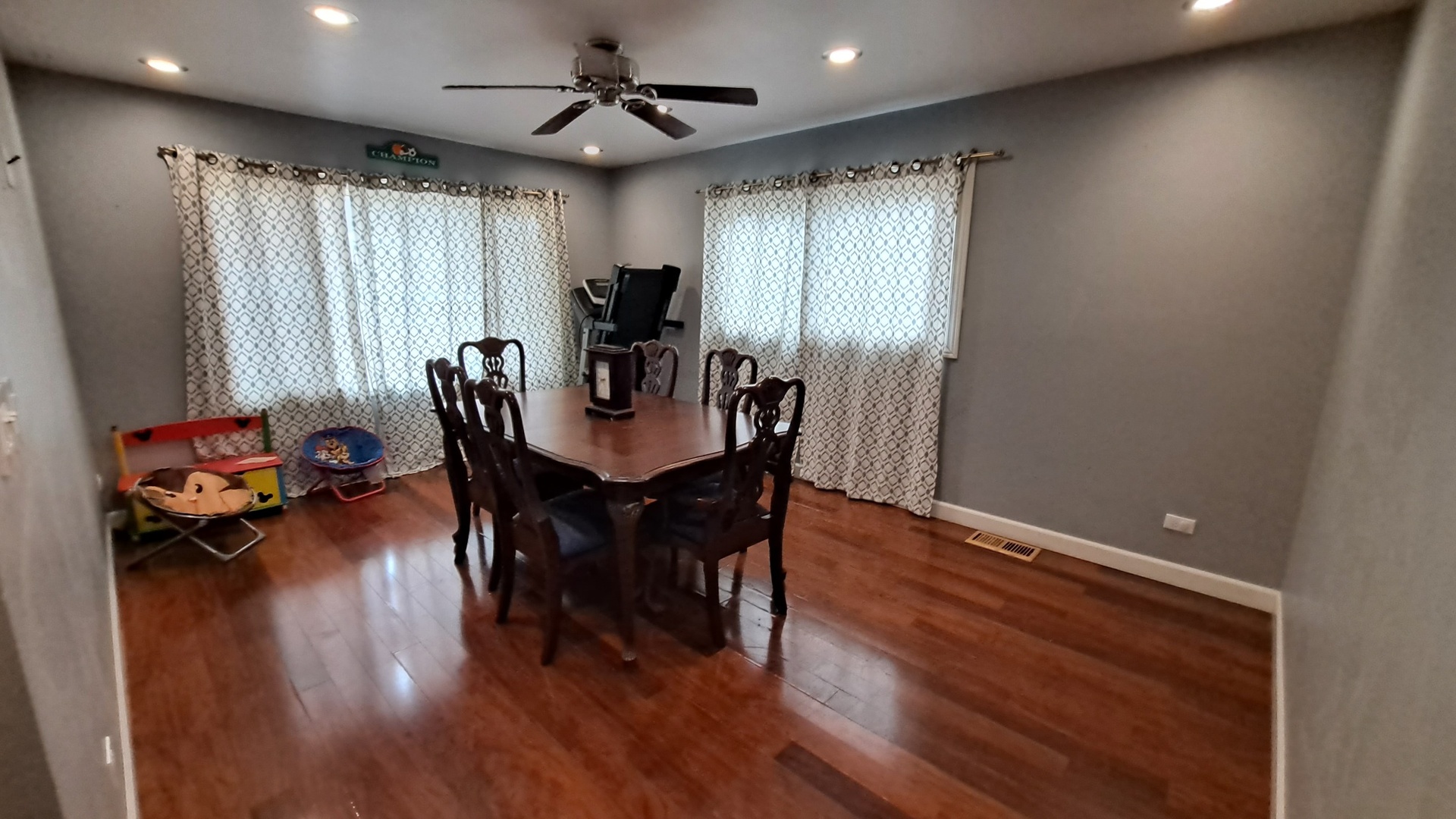 405 West Cleveland Street Spring Valley, IL 61362 - Photo 7 of 21 a dining room with furniture and window