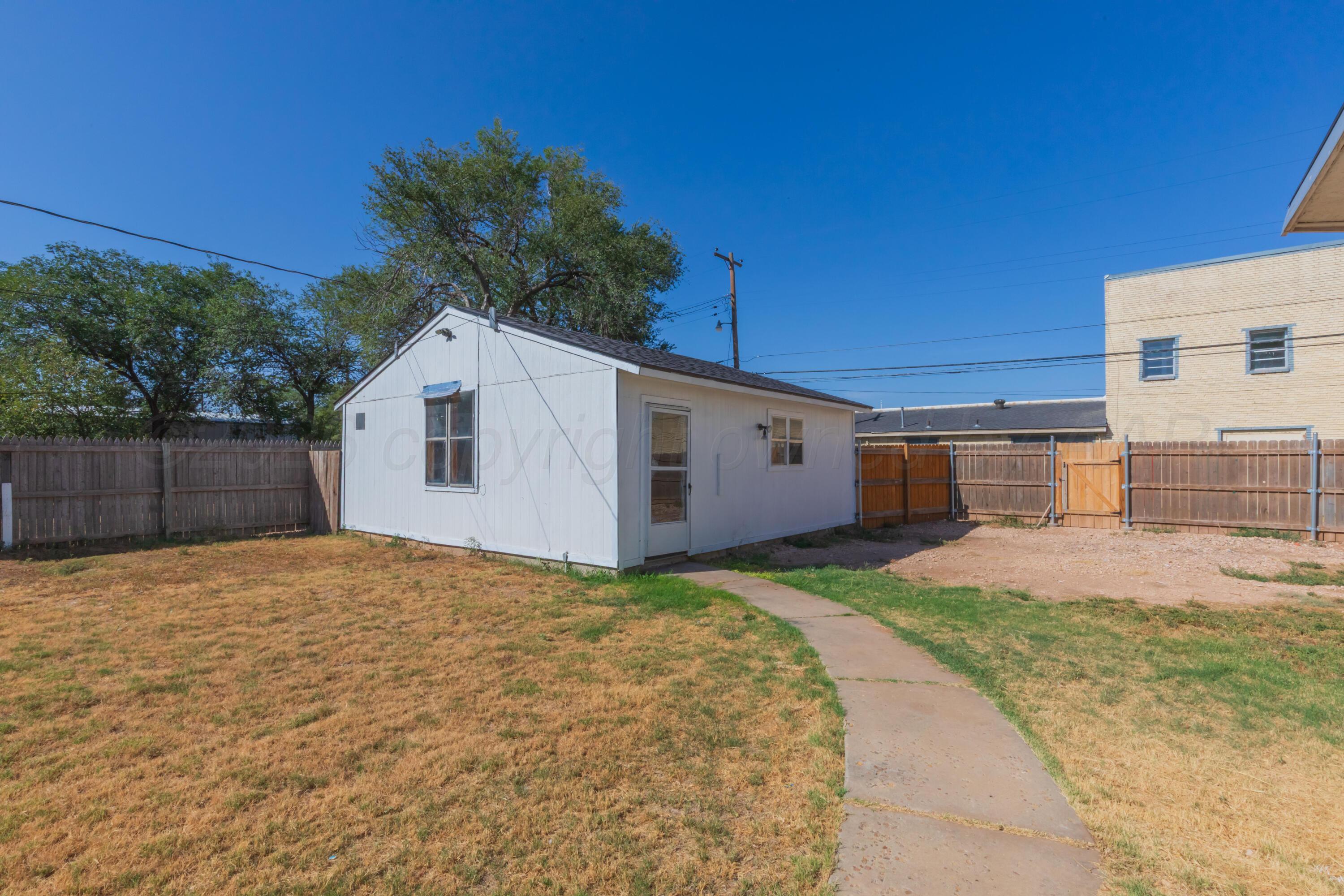 4008 Crockett Street Amarillo, TX 79110 - Photo 32 of 44 BACKYARD VIEW 1