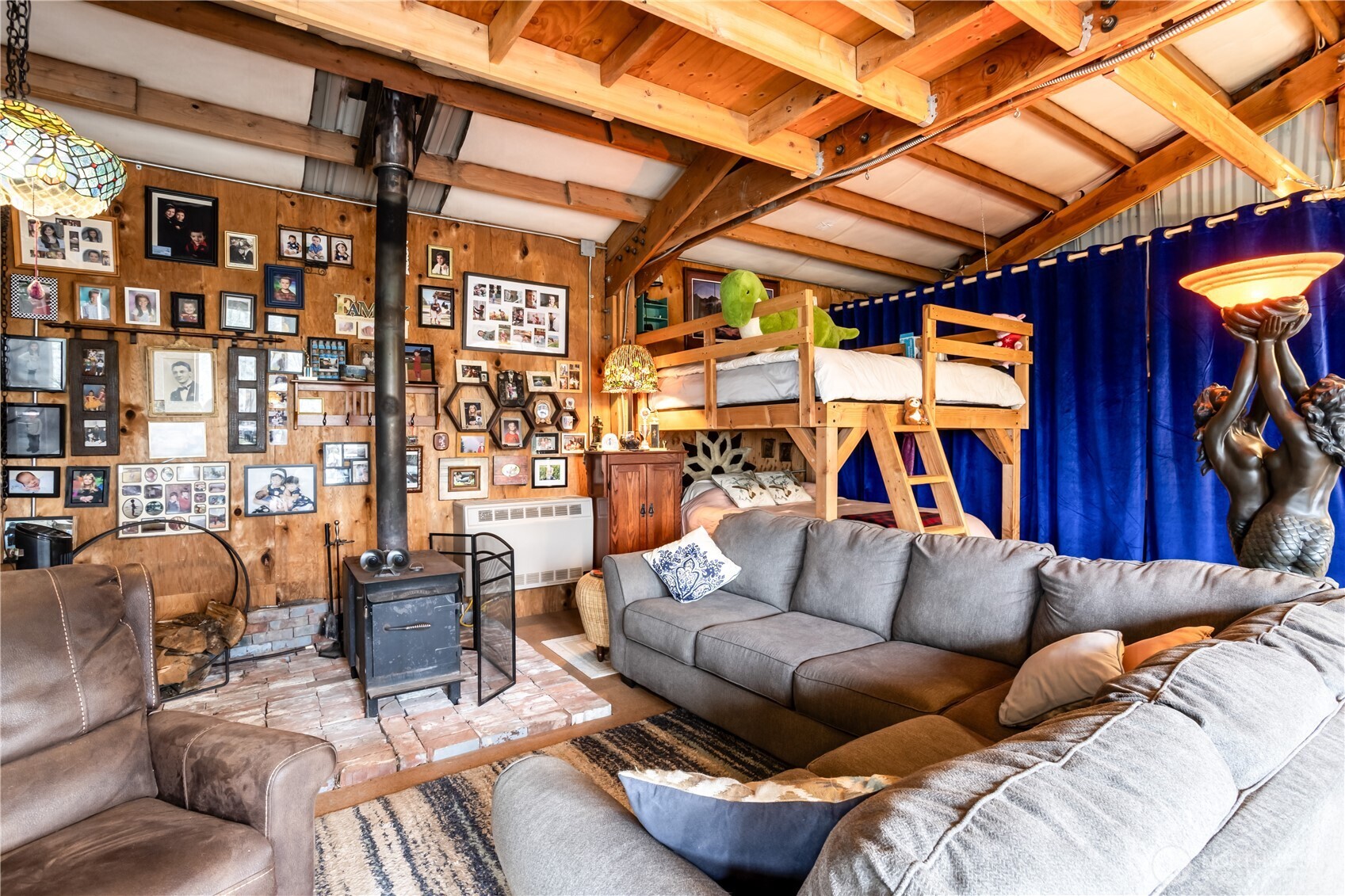 5450 Reese Hill Road Sumas, WA 98295 - Photo 11 of 33 a living room with furniture