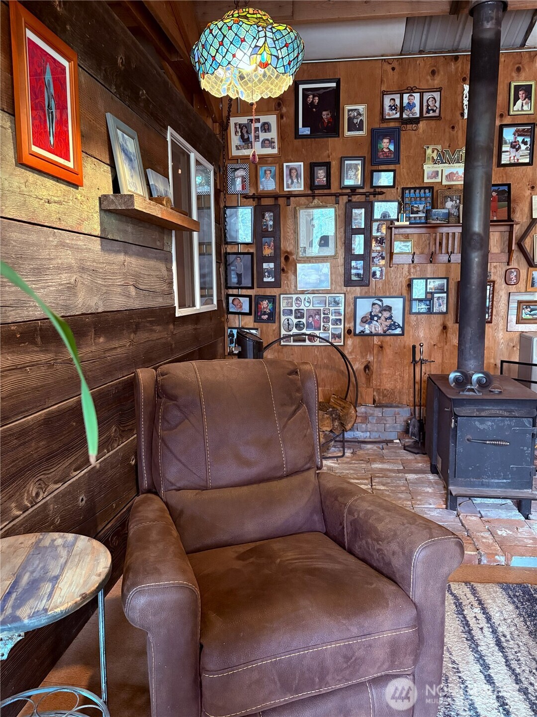 5450 Reese Hill Road Sumas, WA 98295 - Photo 12 of 33 a living room with furniture and a bookshelf