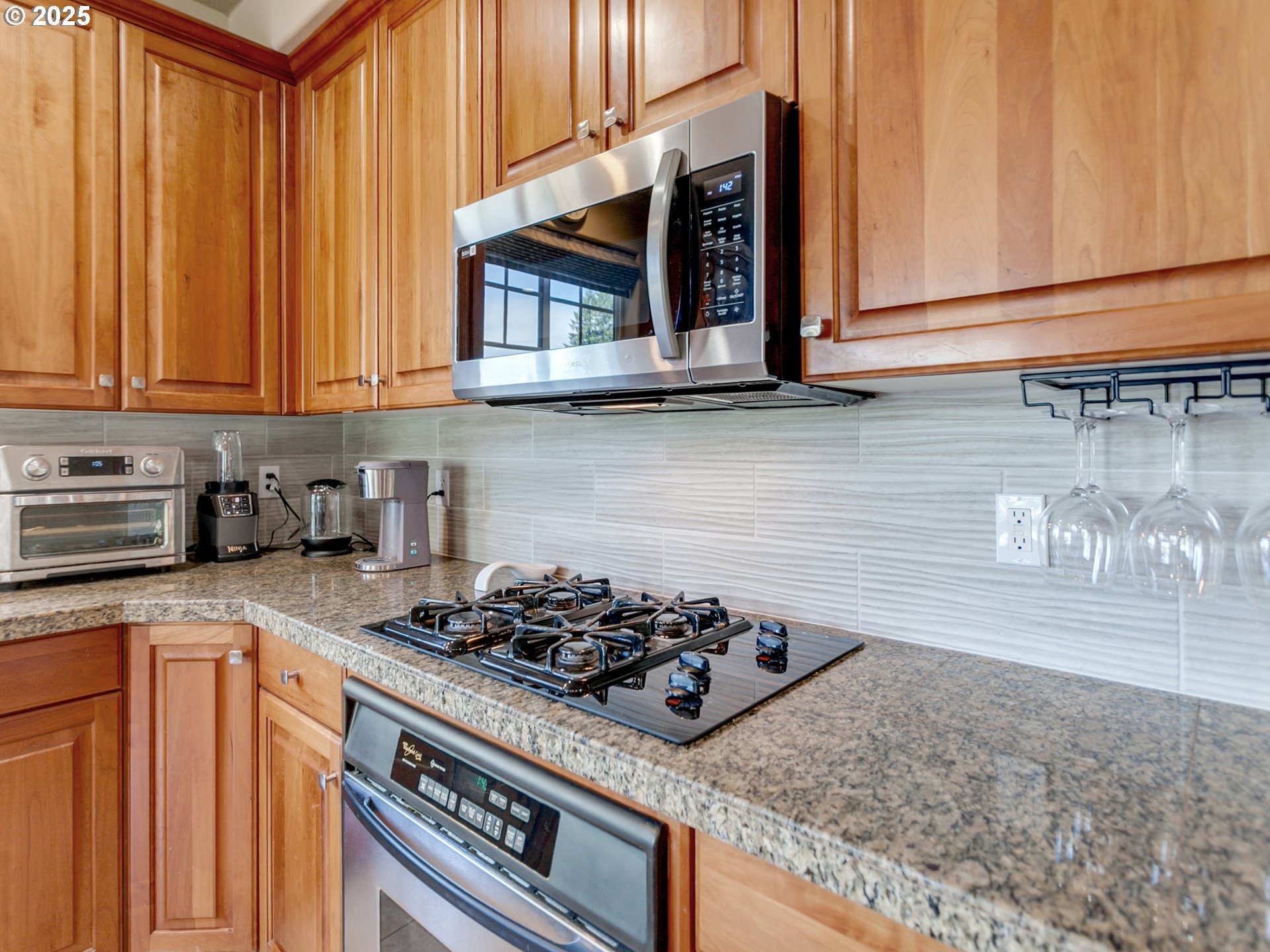 7913 Southwest Leiser Lane Portland, OR 97224 - Photo 9 of 35 Kitchen