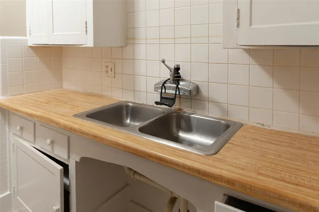 a close view of sink and tap
