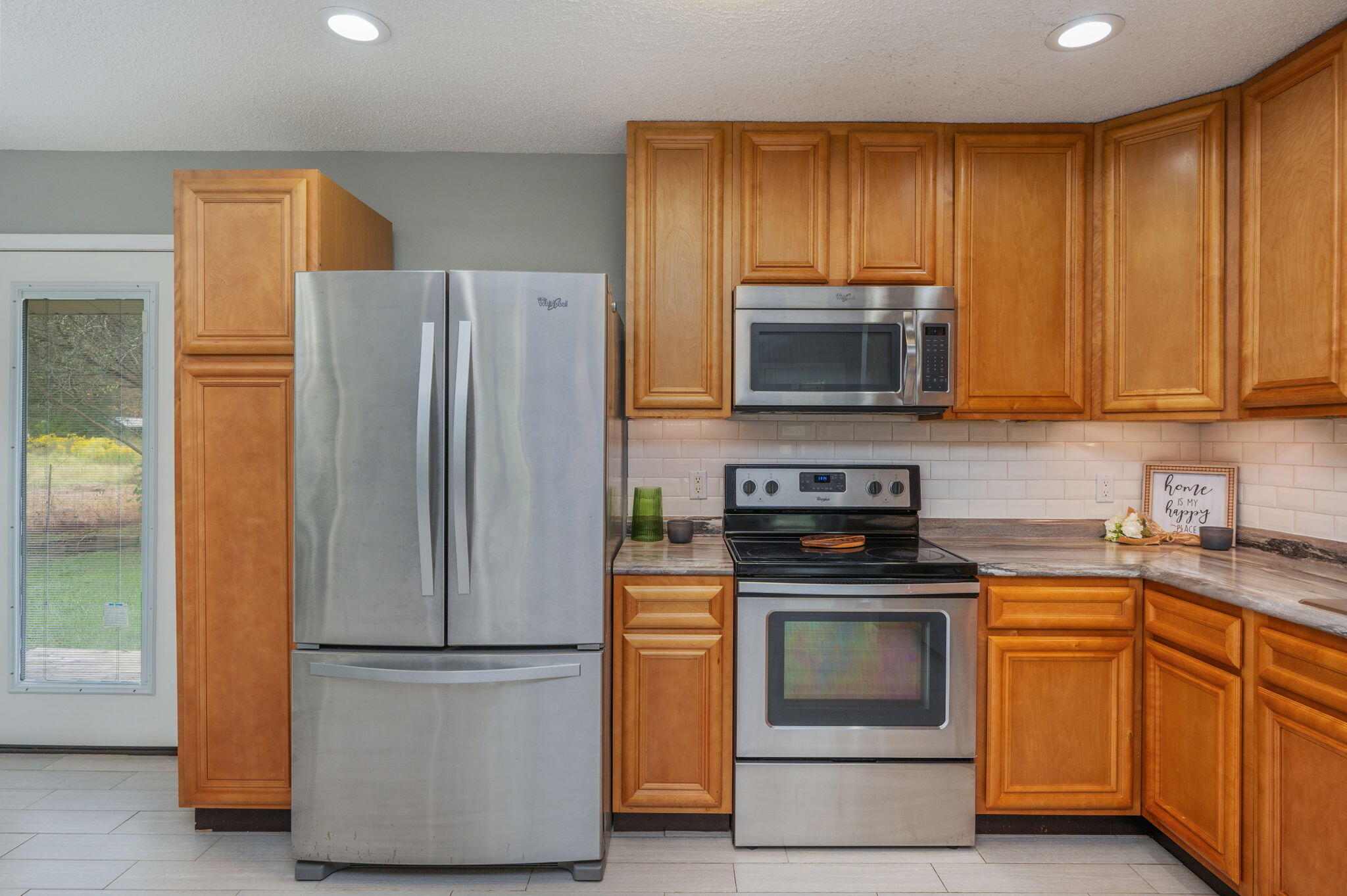 91 North Street DeFuniak Springs, FL 32433 - Photo 18 of 55 a kitchen with a stove and a microwave