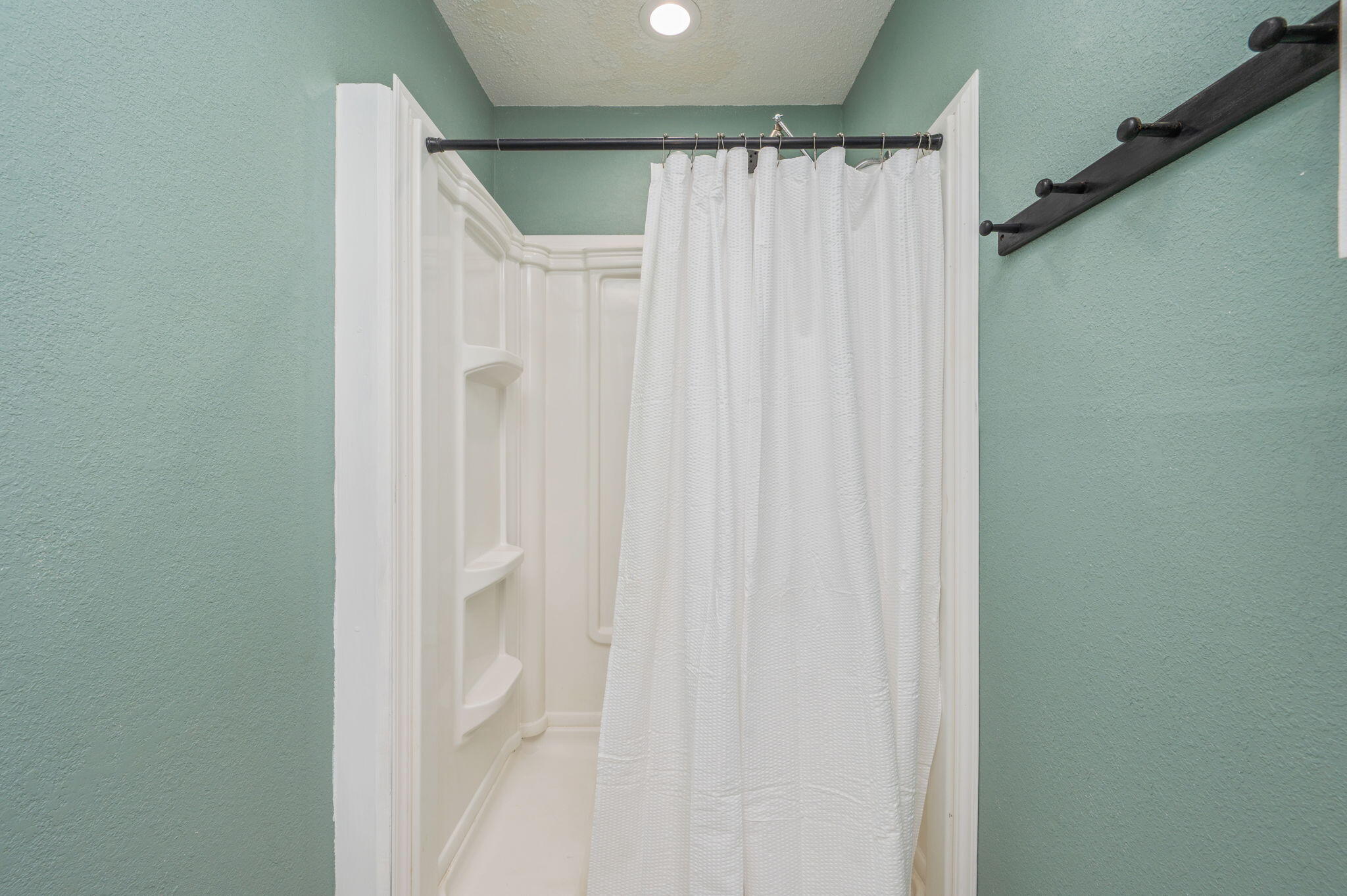 91 North Street DeFuniak Springs, FL 32433 - Photo 26 of 55 a bathroom with a shower and a curtain
